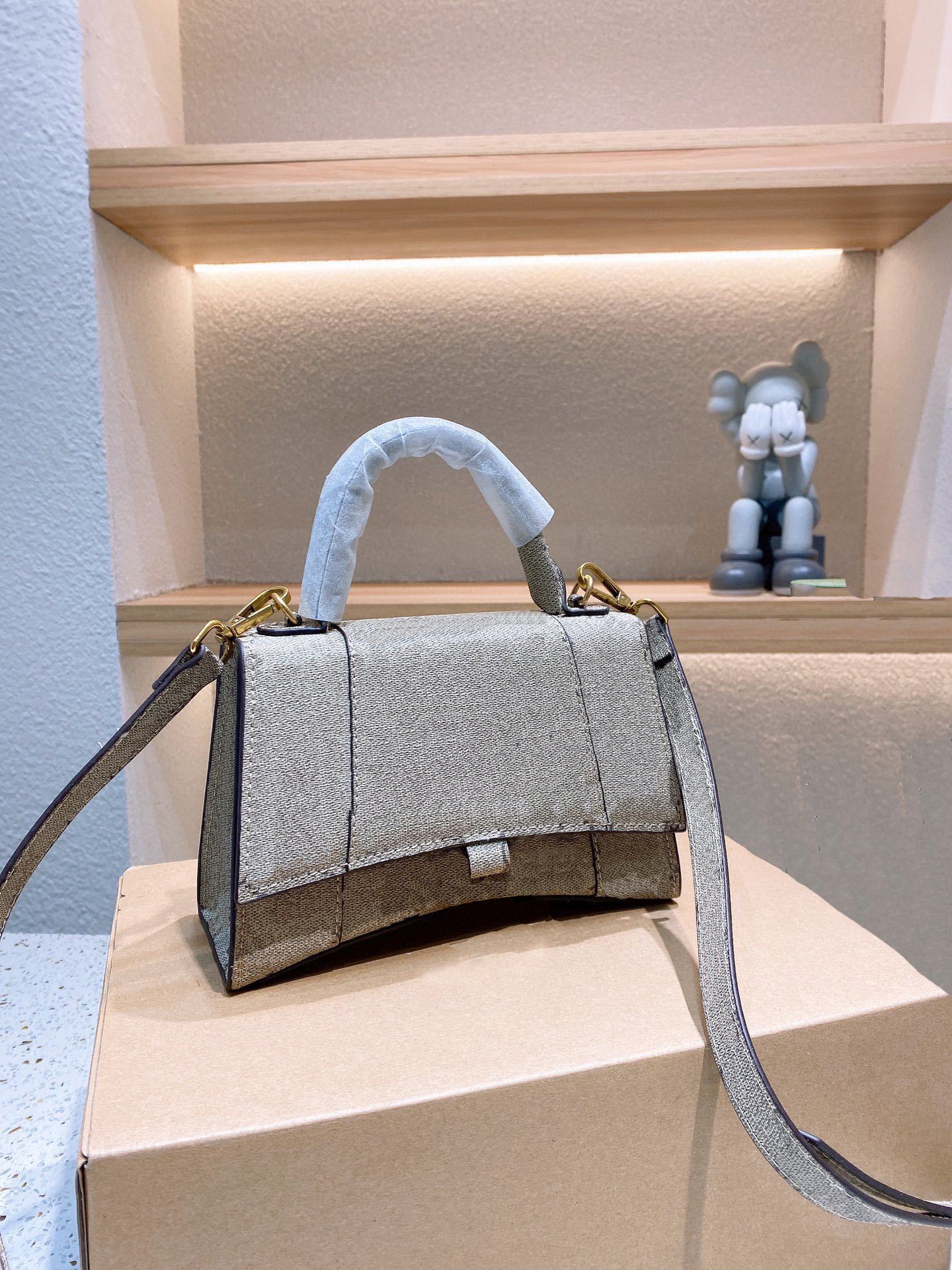 100th Anniversary Hourglass Bag Joint Name Network Horsebit 1955 Message Bag Cross Body Aria Womens Geninue Leather Handbags The Hacker Project Shoulder Bags, Grey
100th Anniversary Hourglass Bag Joint Name Network Horsebit 1955 Message Bag Cross Body Aria Womens Geninue Leather Handbags The Hacker Project Shoulder Bags, Grey