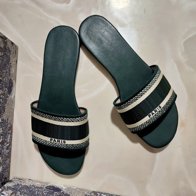 Embroidered Cotton Slippers Designers Canvas Leather Flat Slides Mule Womens Multicolor Embroidery Slipper Home Flip Flops Casual Sandals Summer Beach
Embroidered Cotton Slippers Designers Canvas Leather Flat Slides Mule Womens Multicolor Embroidery Slipper Home Flip Flops Casual Sandals Summer Beach
