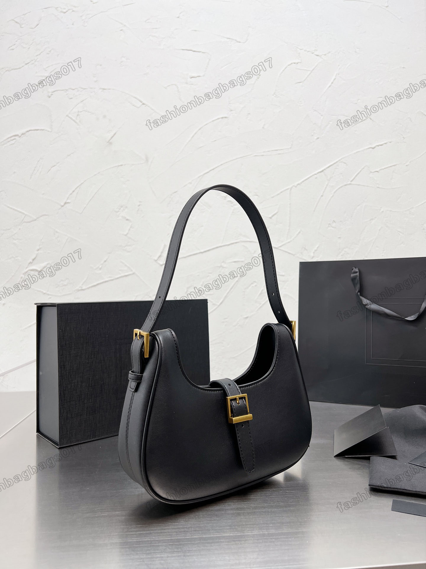 1s Womens Luxurys Shoulder Bag LE Fermoir Hobo Black in Shiny Leather Underarm Bag Designer Shoulder Bags Magnetic Buckle Closure Flap
1s Womens Luxurys Shoulder Bag LE Fermoir Hobo Black in Shiny Leather Underarm Bag Designer Shoulder Bags Magnetic Buckle Closure Flap