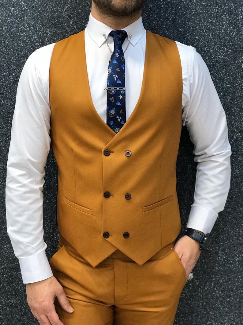 Handsome Mustard Men Suits Wedding Tuxedos 3 Piece Groom Wear One Button Slim Fit Prom Party Blazer Peaked Lapel Groomsmen Dinner Suit Jacket Vest Pan