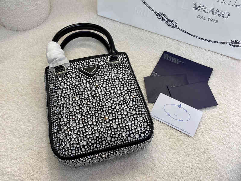 With box ladies long shoulder strap 22c nine-color full diamond Tote piano score bag size 15*13cm, Additional charges
With box ladies long shoulder strap 22c nine-color full diamond Tote piano score bag size 15*13cm, Additional charges
