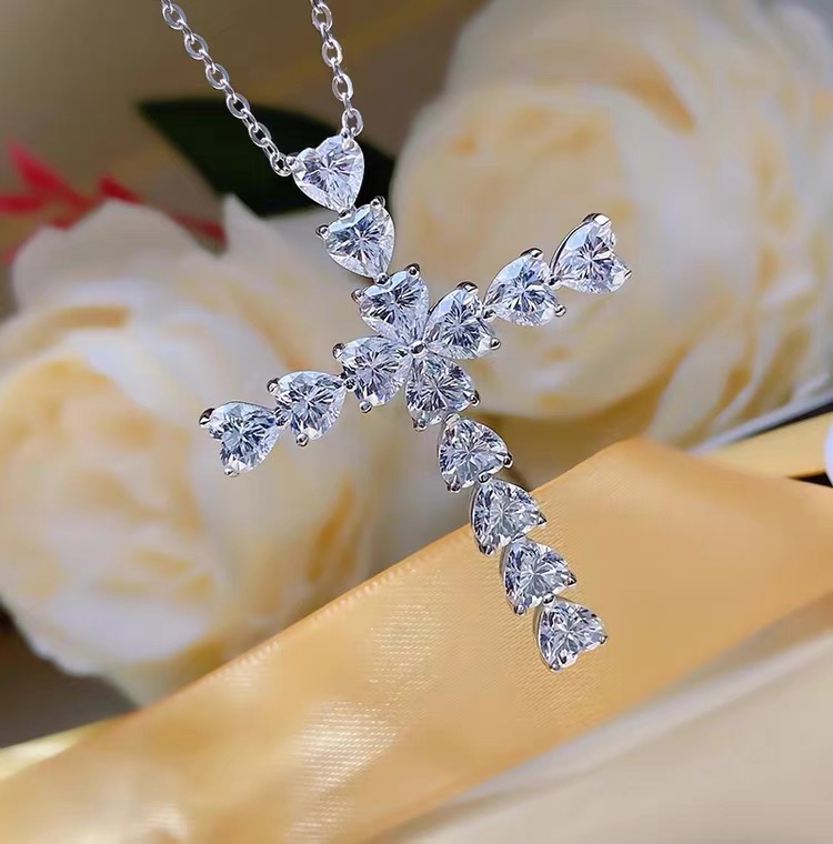 Choucong Brand New Cross Pendant Lxuury Jewelry 925 Sterling Silver Heart Shape White Topaz CZ Diamond Gemstones Party Promise Women Clavicle Necklace