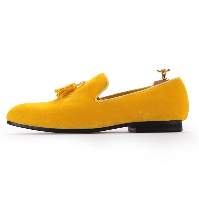 Piergitar New men velvet shoe with velvet tassel Party and Wedding men dress shoes British style men loafers fashion mens flats 210312