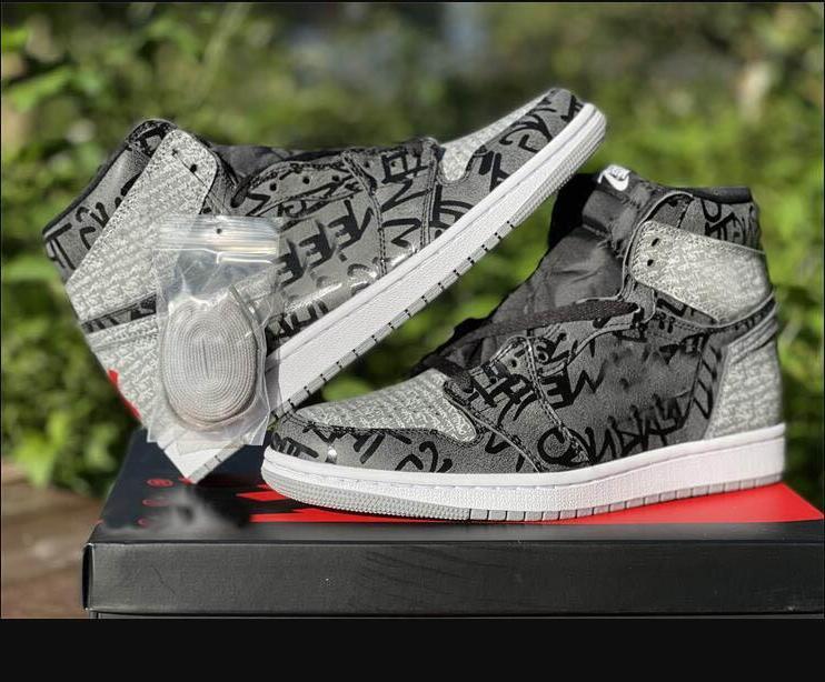 Shoes Authentic 1 High OG Rebellionaire 555088-036 Black White Particle Grey Women Mens Sports Sneakers Original, With original logo
Shoes Authentic 1 High OG Rebellionaire 555088-036 Black White Particle Grey Women Mens Sports Sneakers Original, With original logo