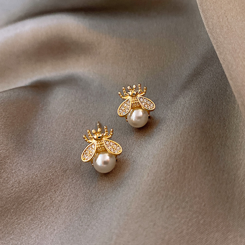 925 Silver Needle Small Bee Pearl Stud Earrings Designer Women Earring Simple Smalls Cute And Fashionable Earrings
925 Silver Needle Small Bee Pearl Stud Earrings Designer Women Earring Simple Smalls Cute And Fashionable Earrings