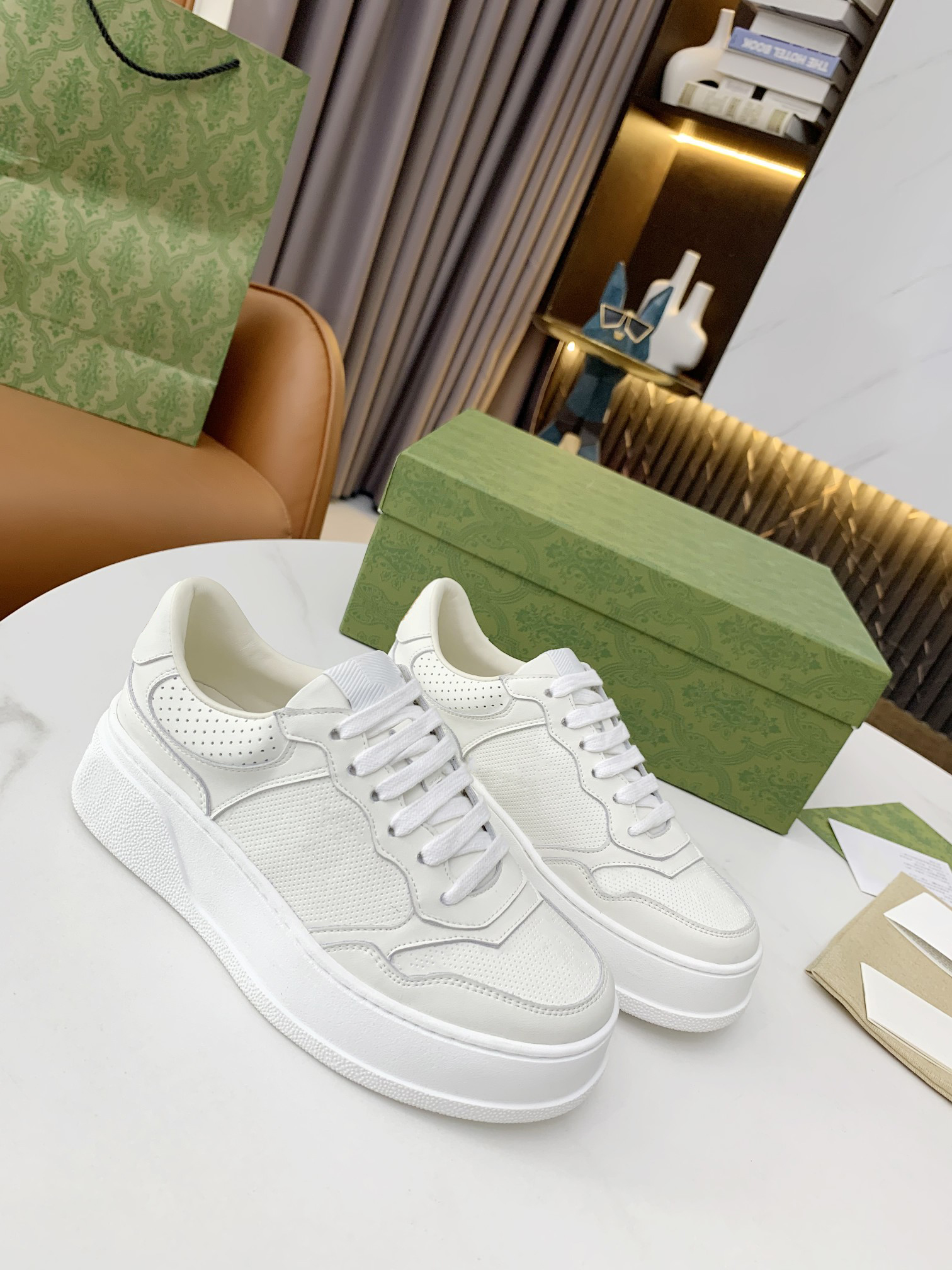 Top Quality TIME OUT Sneakers Fashion Platform Shoes Perforated embossed bulge Letter Sneaker Men Women Trainers Genuine Leather Casual Shoe With box+dust bag, White
Top Quality TIME OUT Sneakers Fashion Platform Shoes Perforated embossed bulge Letter Sneaker Men Women Trainers Genuine Leather Casual Shoe With box+dust bag, White