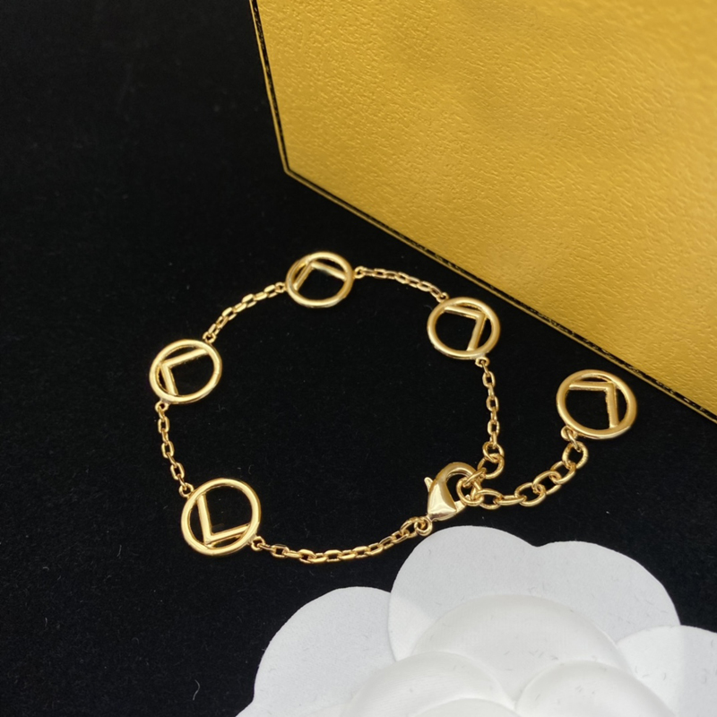 2022 Fashion Designer Bracelets For Women Gold Chain Pendant Jewelry Letters F Bracelets Gift Womens Luxury Love Bracelet Brands 22041906R
2022 Fashion Designer Bracelets For Women Gold Chain Pendant Jewelry Letters F Bracelets Gift Womens Luxury Love Bracelet Brands 22041906R