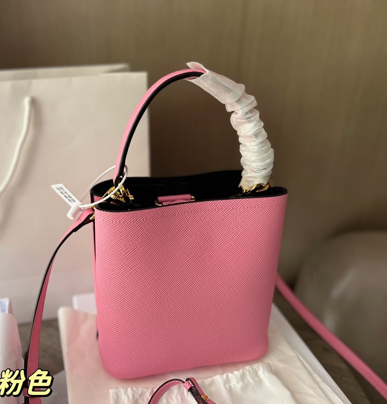 10A brand luxury bag cowhide bucket bag black P home panier diagonal bag shoulder bags tote famous designer Triangle sign mini bucket bags size 18cm, Contact us to see more
10A brand luxury bag cowhide bucket bag black P home panier diagonal bag shoulder bags tote famous designer Triangle sign mini bucket bags size 18cm, Contact us to see more