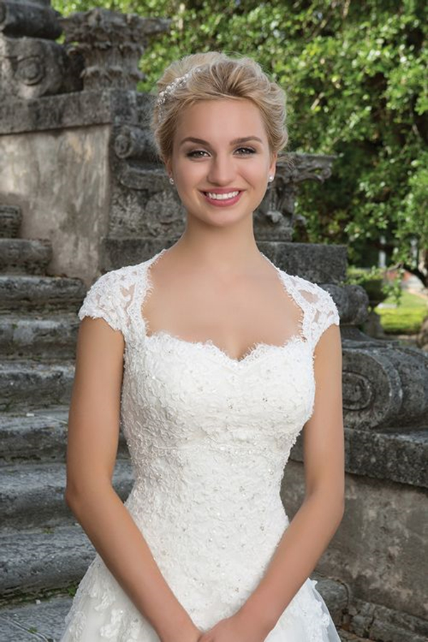 Gorgeous A Line Wedding Dress Appliques Lace Beaded Long Ivory Tulle Bridal Gowns Cap Sleeve Royal Square Neck Robe De Mariée Vintage Bride Wedding Dr