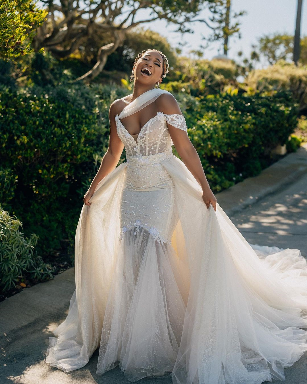 Plus Size African Wedding Dresses Deep V Neck Bridal Gown Custom Made With Overskirts Lace Appliques Sequined Robes De Mariée