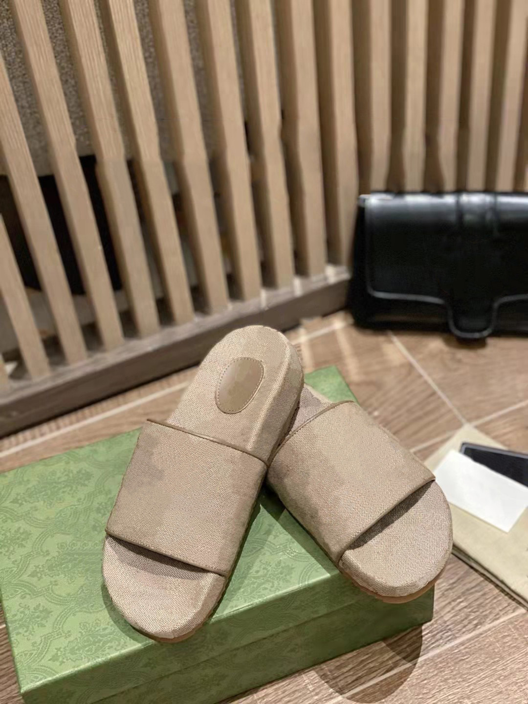sandals Famous beach classic flat bottom women's slippers summer designer fashion leather hotel bathroom sexy sandals M35-46, 1l
sandals Famous beach classic flat bottom women's slippers summer designer fashion leather hotel bathroom sexy sandals M35-46, 1l
