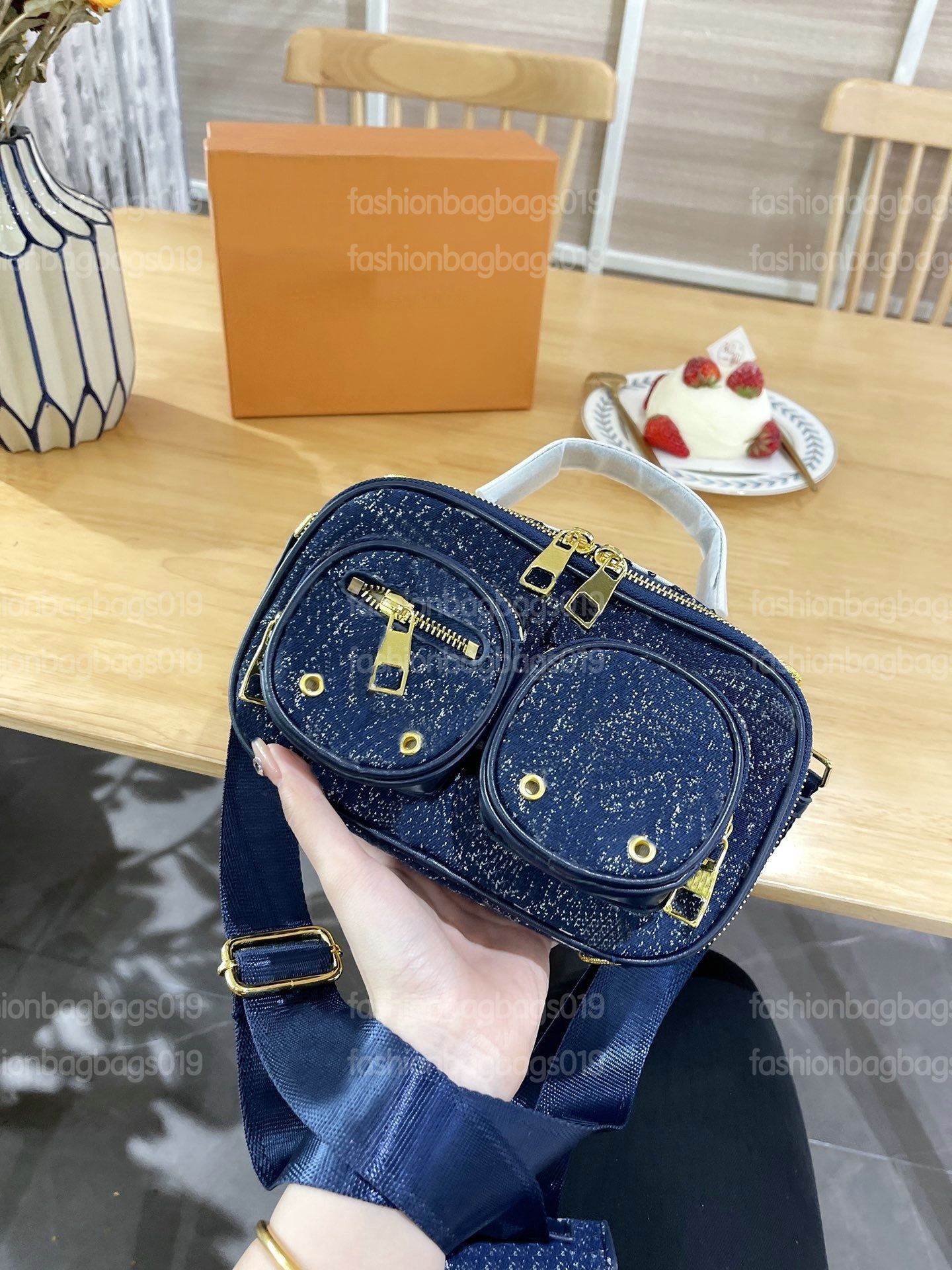21ss Utility Crossbody Camera Bags Multiple Zipped Pockets Bag Designer Monograms Flowers Navy Denim Canvas Wide Textile Strap Handbags Shoulder Bags Cross Body
21ss Utility Crossbody Camera Bags Multiple Zipped Pockets Bag Designer Monograms Flowers Navy Denim Canvas Wide Textile Strap Handbags Shoulder Bags Cross Body