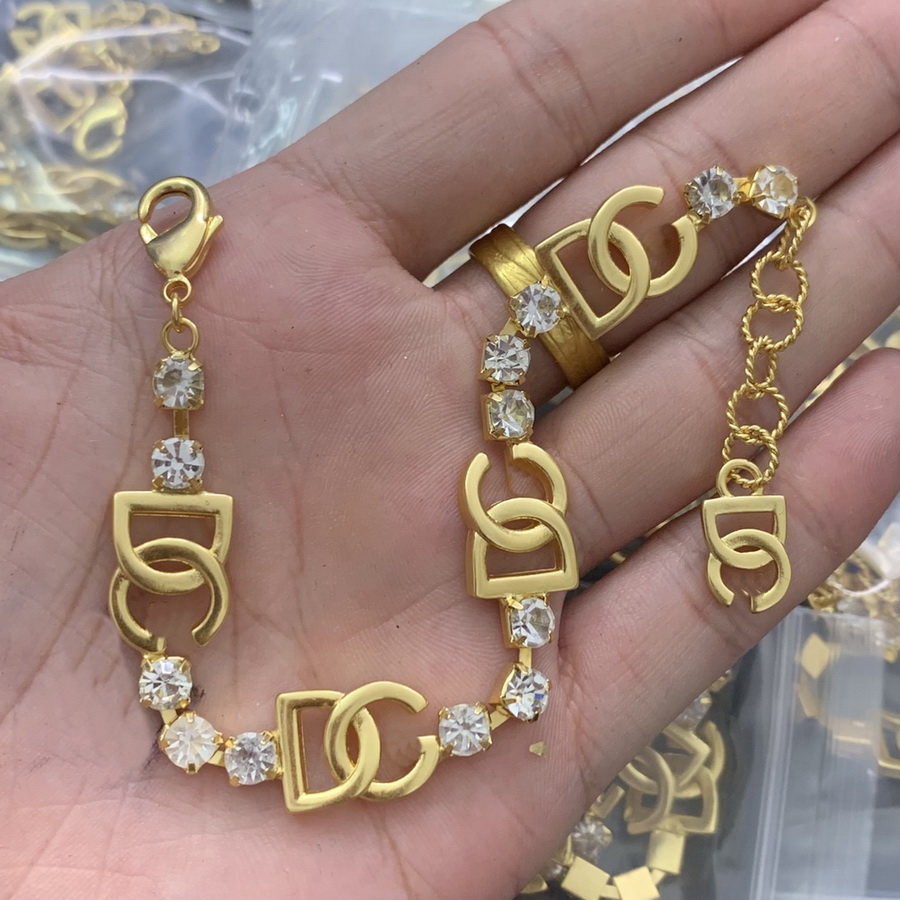 Fashion new designed Charm ladies Bracelets hollow out G D Letters with diamonds 18K gold plated women's bracelet Designer
Fashion new designed Charm ladies Bracelets hollow out G D Letters with diamonds 18K gold plated women's bracelet Designer