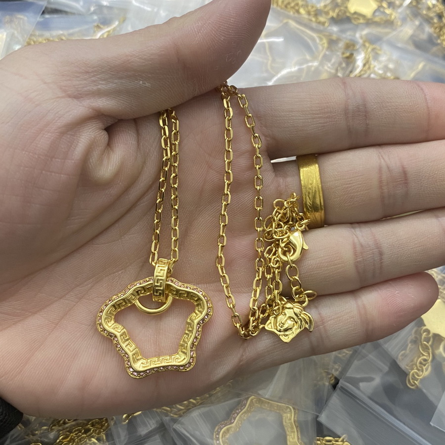Fashion new designed Cuba thick chain choker necklace Banshee Medusa head portrait 18K gold plated women's ladies necklaces Designer Jewelry VN01
Fashion new designed Cuba thick chain choker necklace Banshee Medusa head portrait 18K gold plated women's ladies necklaces Designer Jewelry VN01