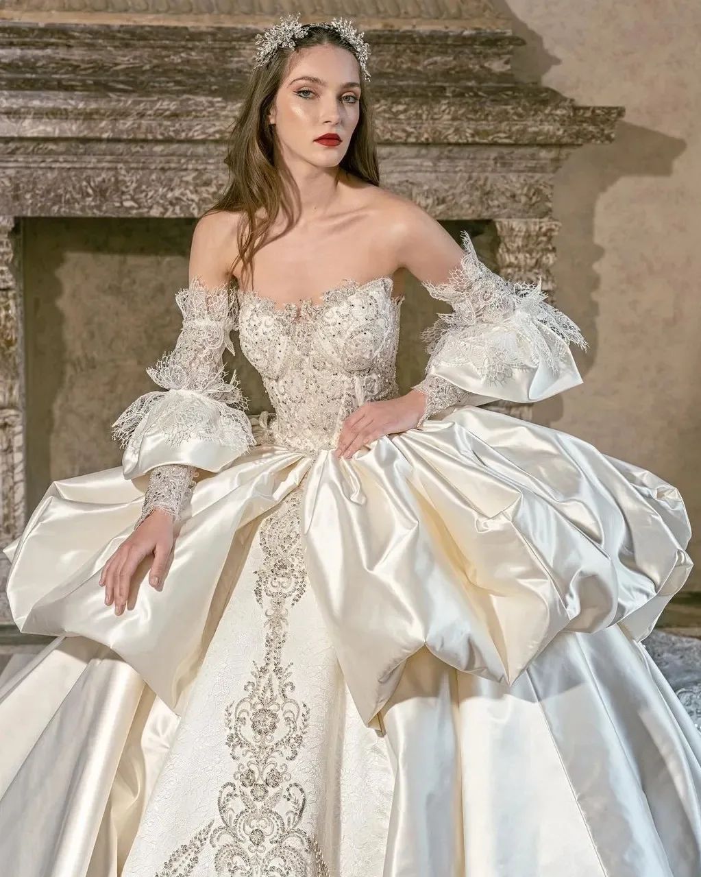 Luxury Arabic Dubai Ball Gown Wedding Dresses Lace Strapless Vestido de Noiva Satin Long Sleeve Beads Bridal Gowns