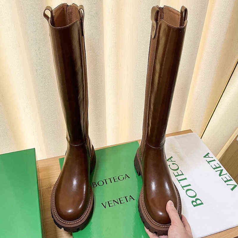 Gaoding horse oil skin Brown women's thick soled 2022 new high Knight boots, Black single lining
Gaoding horse oil skin Brown women's thick soled 2022 new high Knight boots, Black single lining