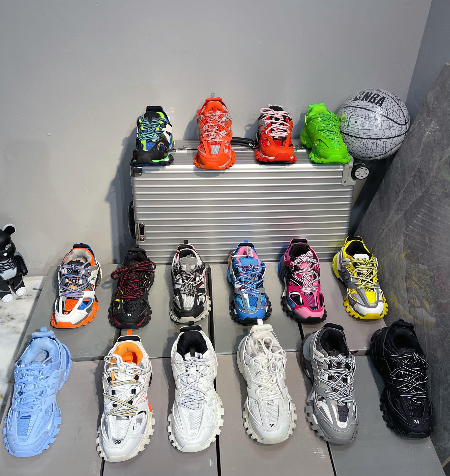 Luxury designer track and field 3.0 sneakers man platform casual shoes white black net nylon printed leather sports shoes triple s belts with boxes, 11
Luxury designer track and field 3.0 sneakers man platform casual shoes white black net nylon printed leather sports shoes triple s belts with boxes, 11
