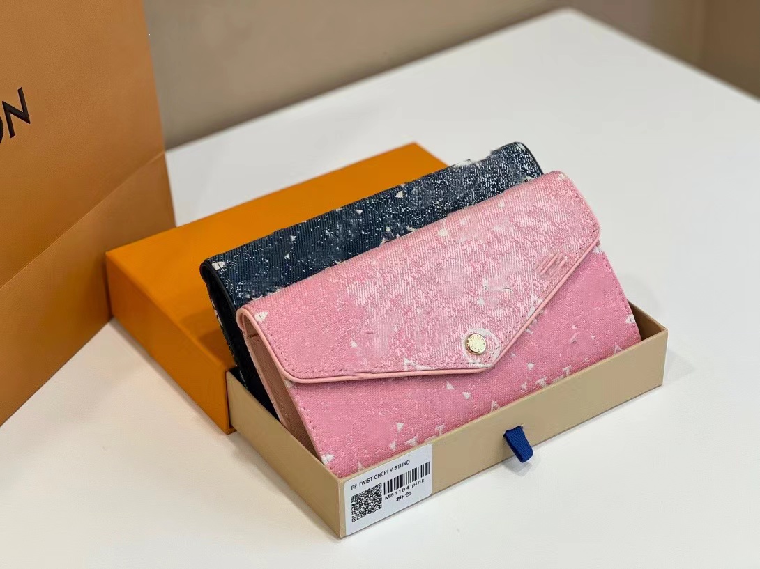 1V Wallets Bags Fashion Leather Luxury WalletsFashion Leather Classic high quality Designer, Pink
1V Wallets Bags Fashion Leather Luxury WalletsFashion Leather Classic high quality Designer, Pink