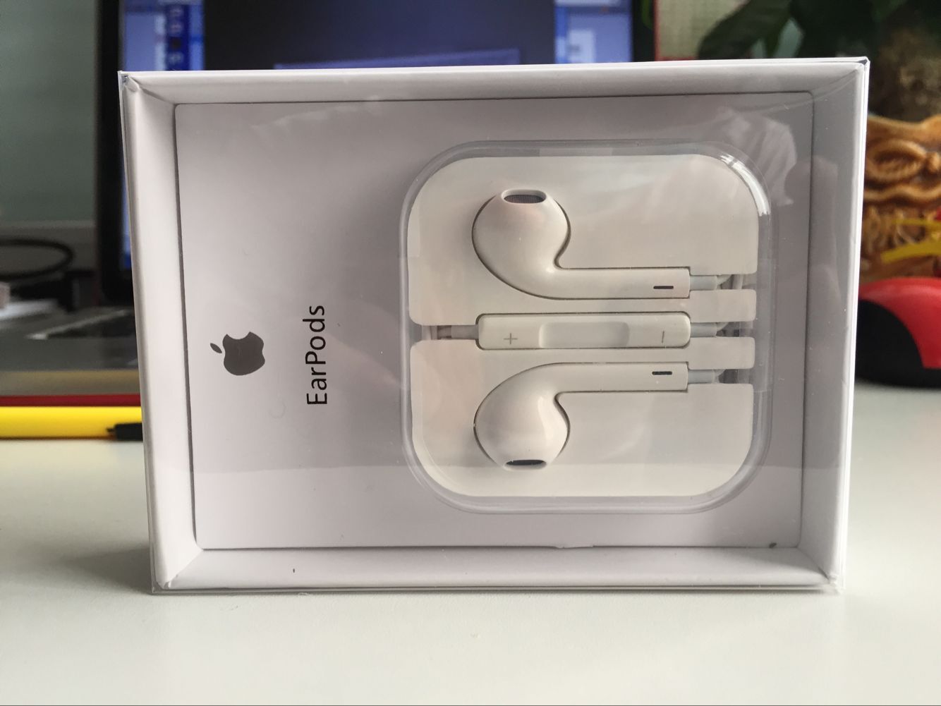 APPLE 3.5mm in ear earphones With Remote Mic headphones headset for iphone 5 6 4s ipod ipad With Original retail packaging, White
APPLE 3.5mm in ear earphones With Remote Mic headphones headset for iphone 5 6 4s ipod ipad With Original retail packaging, White