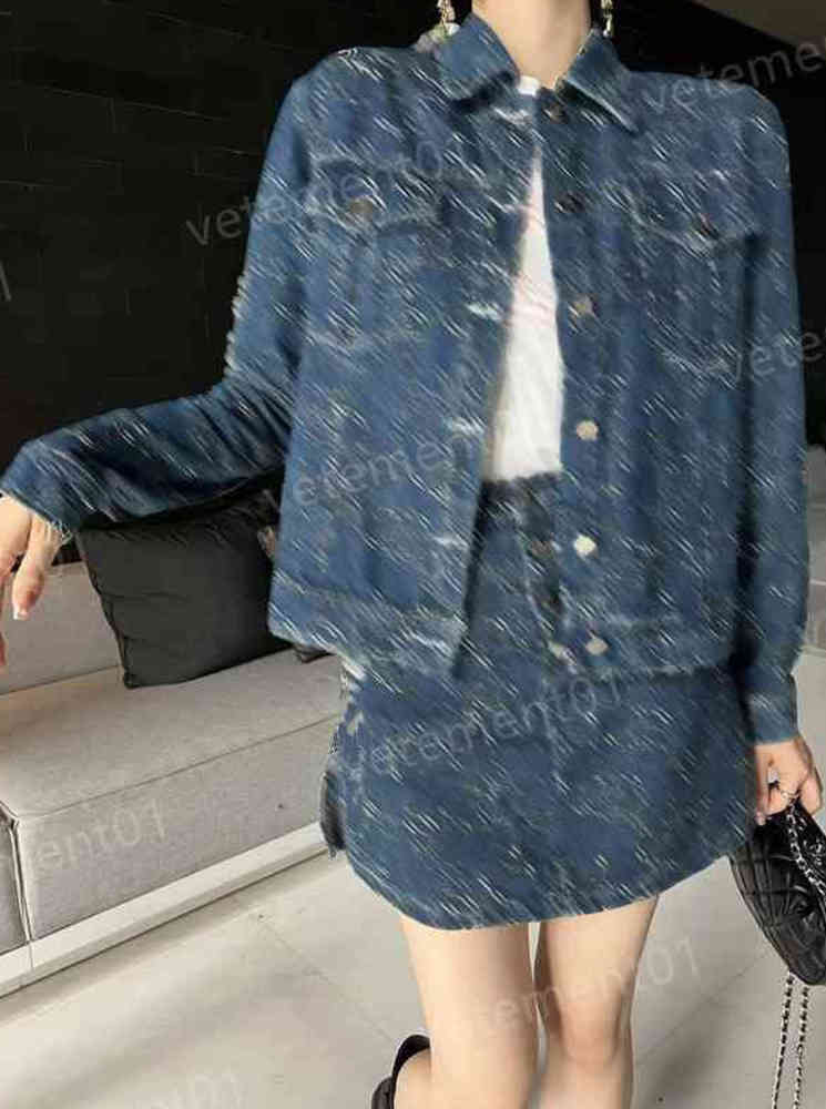 Womens Two Piece Dress C..al 22ss Full Body Logo Embroidered Fabric Denim Jacket And High Waist Skirt 2 Piece Sets Luxury Denim Skirts Designer Dresses 0912
Womens Two Piece Dress C..al 22ss Full Body Logo Embroidered Fabric Denim Jacket And High Waist Skirt 2 Piece Sets Luxury Denim Skirts Designer Dresses 0912