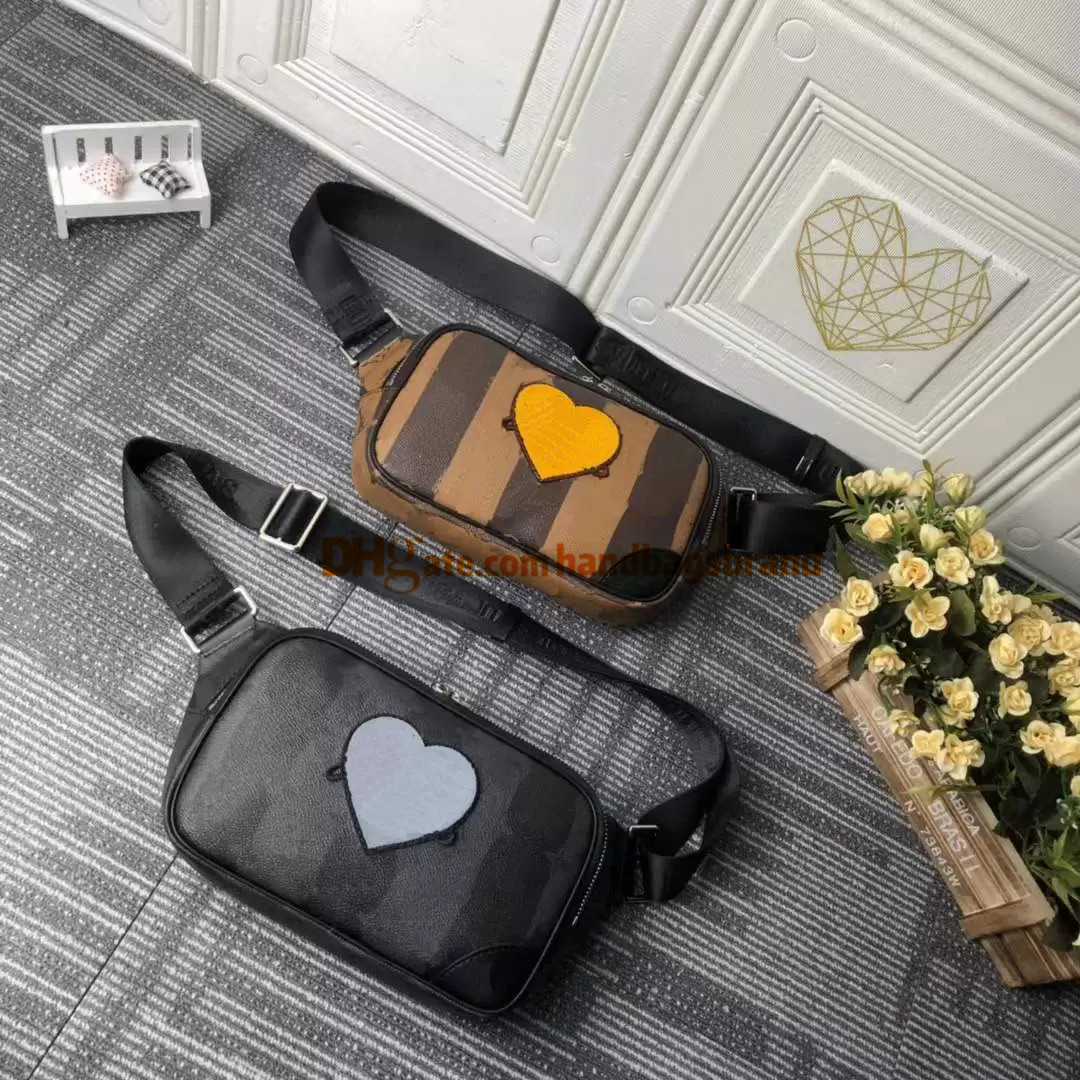 NEW M59338 Men's messenger bag Luxury designer bags leather decoration fashion crossbody bag Fanny pack new trend texture adjustable shoulder strap, Box
NEW M59338 Men's messenger bag Luxury designer bags leather decoration fashion crossbody bag Fanny pack new trend texture adjustable shoulder strap, Box