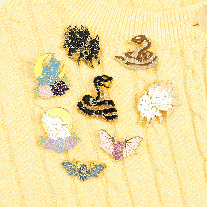 European Animals Series Clothes Brooch Wolf Bat Snake Fox Alloy Corsage Badges Moon Star Sun Flowers Lapel Pins For Backpack Hat Sweater Clothing Accessories
European Animals Series Clothes Brooch Wolf Bat Snake Fox Alloy Corsage Badges Moon Star Sun Flowers Lapel Pins For Backpack Hat Sweater Clothing Accessories