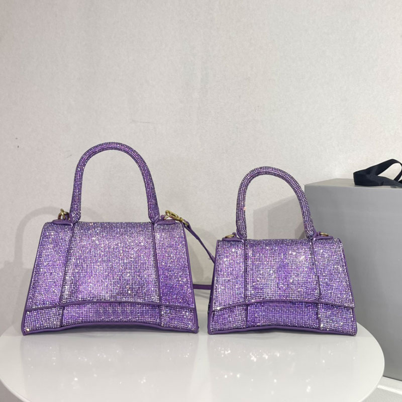 Classic Hourglass Handbag Rhinestone Inlaid Tote Bag Top Quality Shoulder Crossbody Bags Removable Strap Cowhide Leather Fashion Letter Curved Bottom Two Size, Just a box
Classic Hourglass Handbag Rhinestone Inlaid Tote Bag Top Quality Shoulder Crossbody Bags Removable Strap Cowhide Leather Fashion Letter Curved Bottom Two Size, Just a box