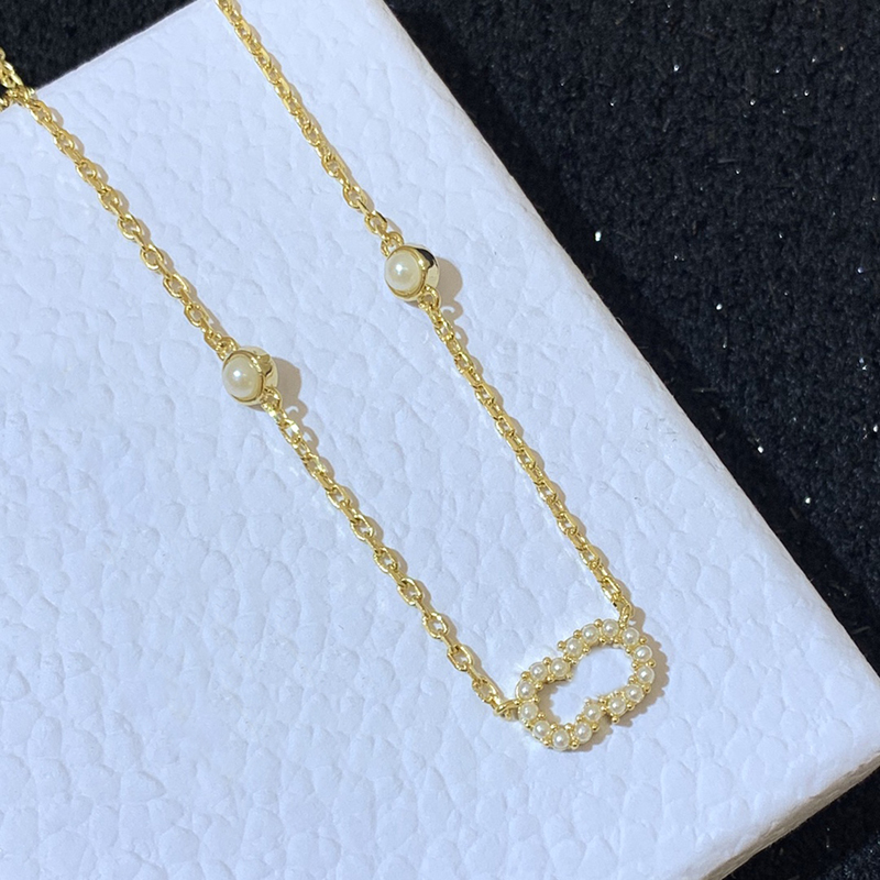 Pendant Necklaces Clair De Lune Designer Women Necklace Gold Metal Chain With White Beading Torque High Quality Fashion Jewelry 2241921XS
Pendant Necklaces Clair De Lune Designer Women Necklace Gold Metal Chain With White Beading Torque High Quality Fashion Jewelry 2241921XS