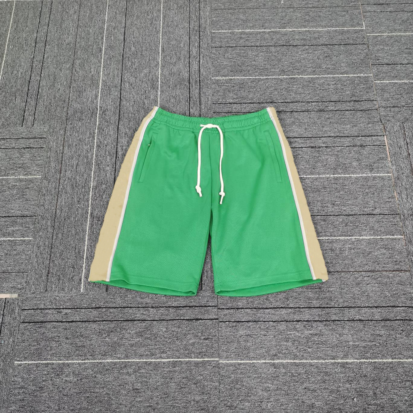 Mens summer new brand designer shorts US size fashionable shorts highquality cotton blended color contrast stripe design men elastic waist luxury shorts, Black
Mens summer new brand designer shorts US size fashionable shorts highquality cotton blended color contrast stripe design men elastic waist luxury shorts, Black