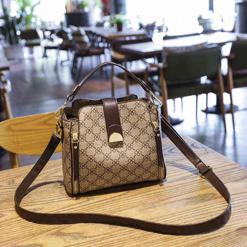 Women Bag 2021 Newfashion Trend With Top Handle Luxury For Female Shoulder Bags Crossbody Leather Vintage Fashion Small Plaid Handbags Wholesale, Coffee
Women Bag 2021 Newfashion Trend With Top Handle Luxury For Female Shoulder Bags Crossbody Leather Vintage Fashion Small Plaid Handbags Wholesale, Coffee