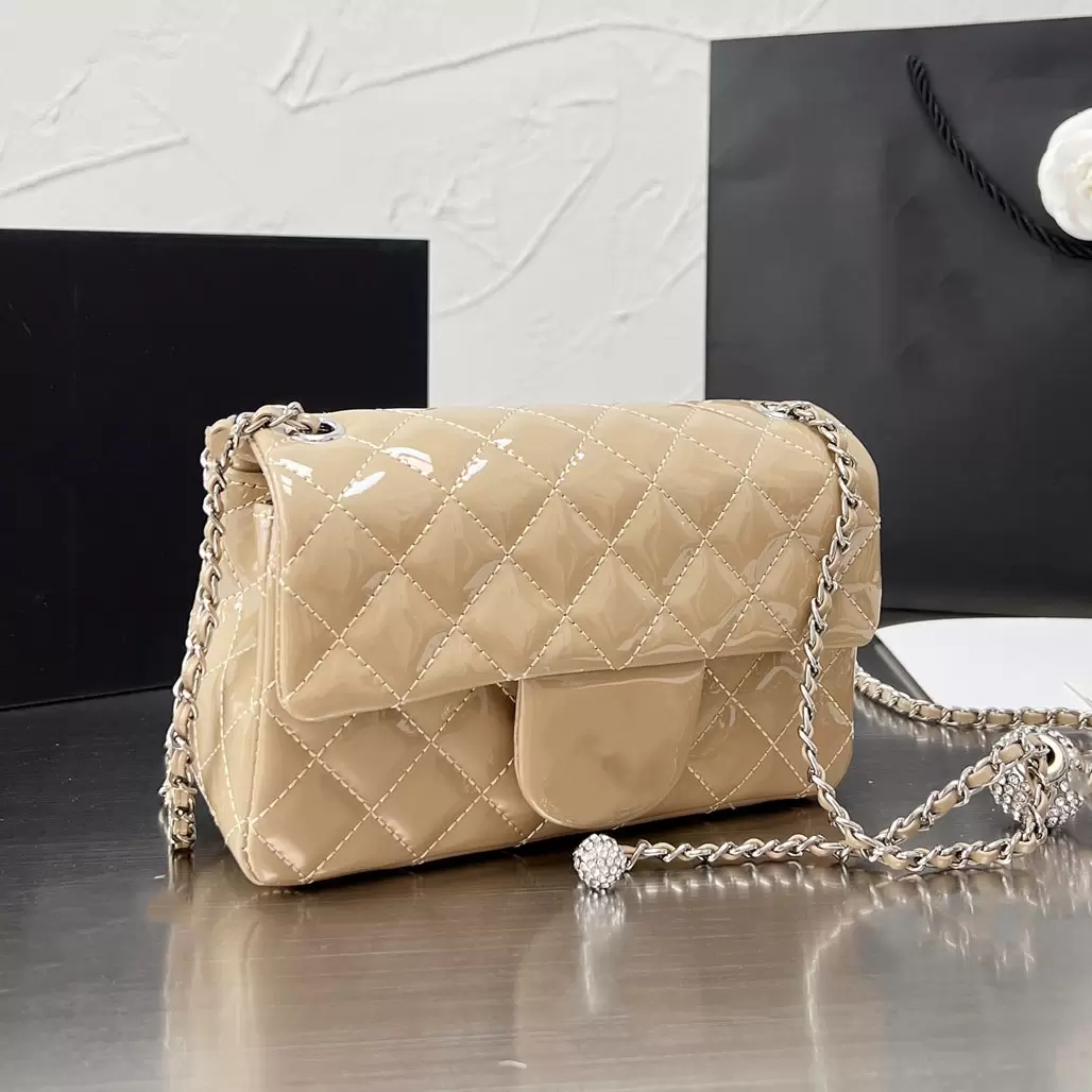 AKS Flap Bag Diamond Ball With Button Candy Color Premium Patent Leather Classic Quilted Plaid Chain Crossbody Bag Luxury Designer Ladies One Shoulder Handbags Mini
AKS Flap Bag Diamond Ball With Button Candy Color Premium Patent Leather Classic Quilted Plaid Chain Crossbody Bag Luxury Designer Ladies One Shoulder Handbags Mini