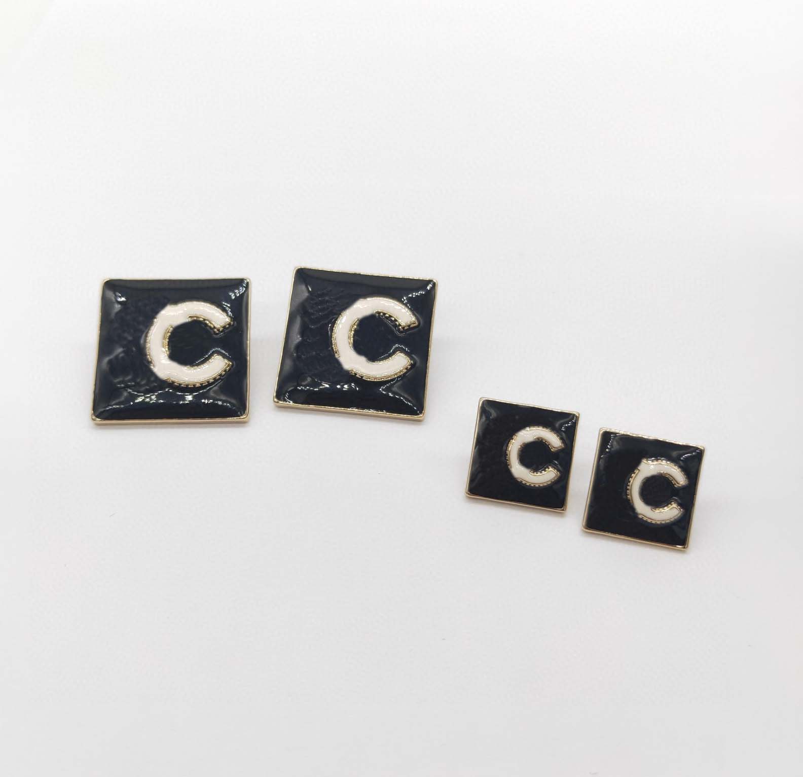2022 Top quality Charm stud earring with black enamel color in two sizes in 18k gold plated for women wedding jewelry gift have box stamp PS4285A
2022 Top quality Charm stud earring with black enamel color in two sizes in 18k gold plated for women wedding jewelry gift have box stamp PS4285A
