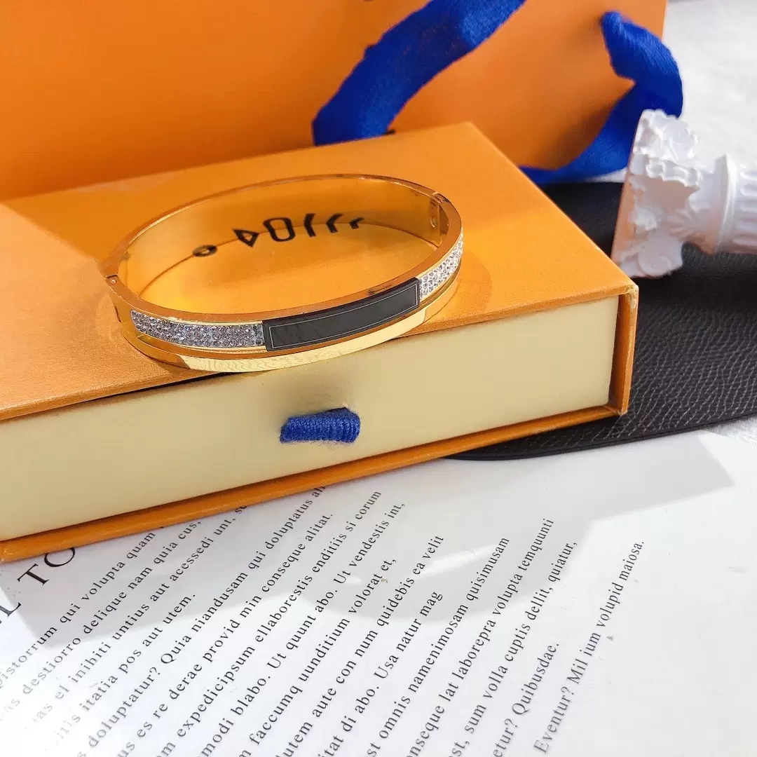 Designer wedding jewelry Love Bracelet For Women Luxury Bangle Letter bijoux gold high quality Bracelets Bangles Charm Gift
Designer wedding jewelry Love Bracelet For Women Luxury Bangle Letter bijoux gold high quality Bracelets Bangles Charm Gift