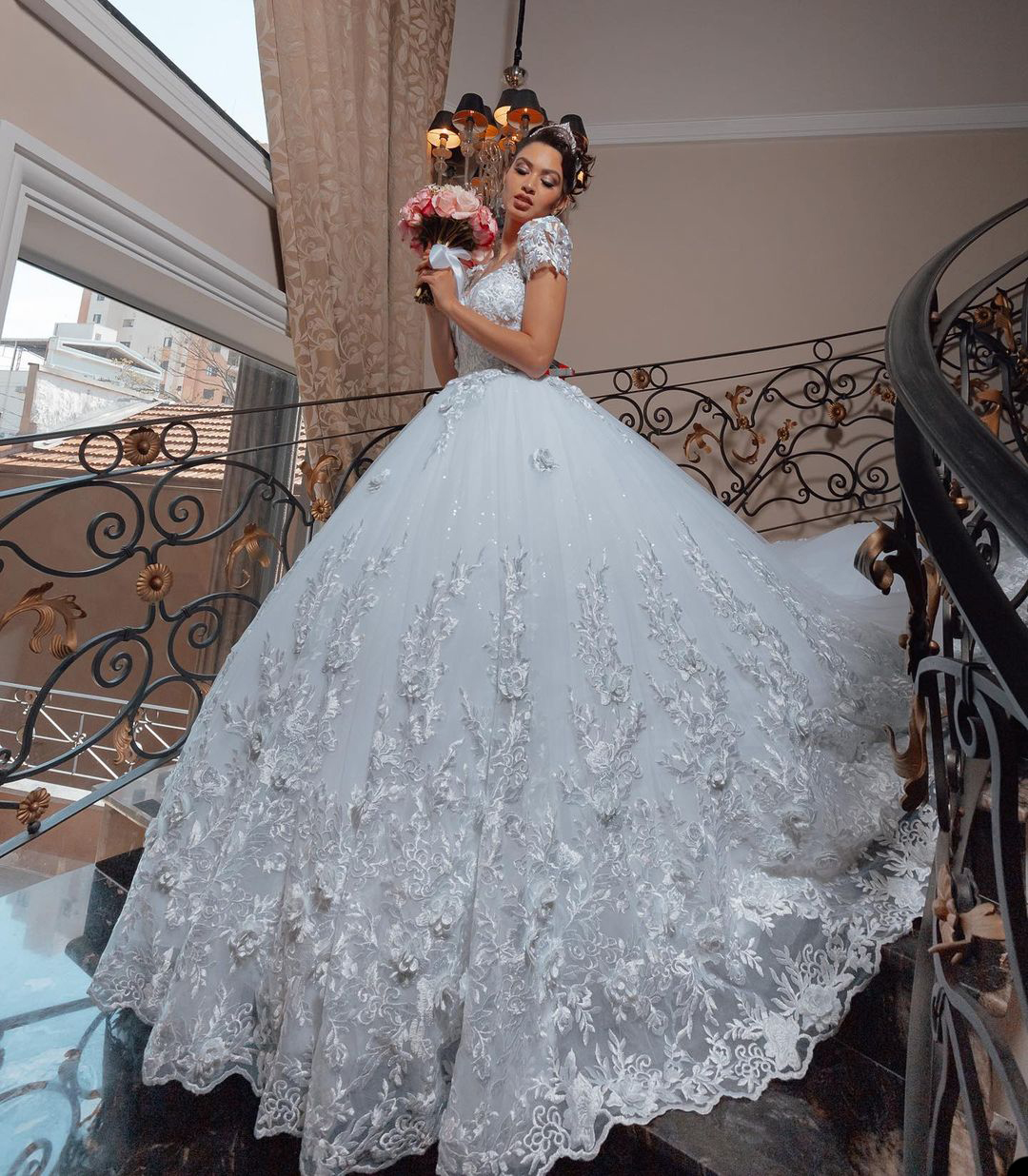 Luxury Lace White Wedding Dress Scoop Applique Short Sleeve Ball Gown Custom Made Saudi Arabic Bridal Gowns