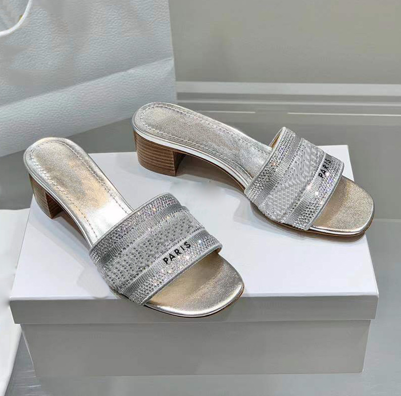 Shine rhinestone letter slippers slide knittin Summer Beach Sandals Thick medium heel shoes women luxury designers slides slipper factory footwear, Gifts are not sold separately
Shine rhinestone letter slippers slide knittin Summer Beach Sandals Thick medium heel shoes women luxury designers slides slipper factory footwear, Gifts are not sold separately