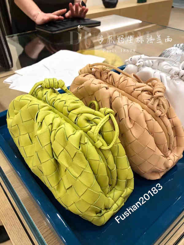 Bottegas Mini Woven Cloud Bag Venetas Genuine Purchase of Pouch Single Shoulder Diagonals R3KL IO30, Color notes 
Bottegas Mini Woven Cloud Bag Venetas Genuine Purchase of Pouch Single Shoulder Diagonals R3KL IO30, Color notes