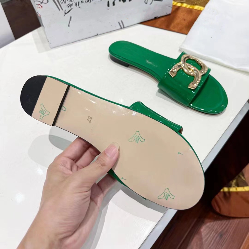 Luxury Designer Ladies Slippers Fashion Rhinestone Buckle Flat Heel Leather Sandals Casual Vacation Beach Flip-Flops With Box 35-42, Shoe box
Luxury Designer Ladies Slippers Fashion Rhinestone Buckle Flat Heel Leather Sandals Casual Vacation Beach Flip-Flops With Box 35-42, Shoe box