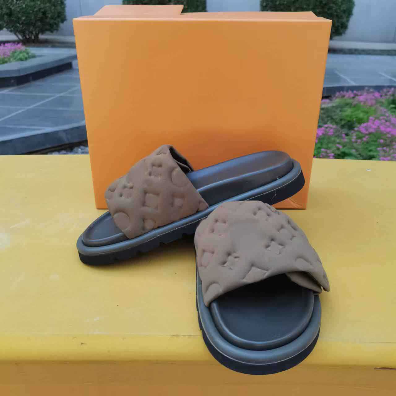 POOL PILLOW COMFORT MULE Luxury design woman Slippers profession ladies casual slides wide-band classical sandals padded front strap with
POOL PILLOW COMFORT MULE Luxury design woman Slippers profession ladies casual slides wide-band classical sandals padded front strap with