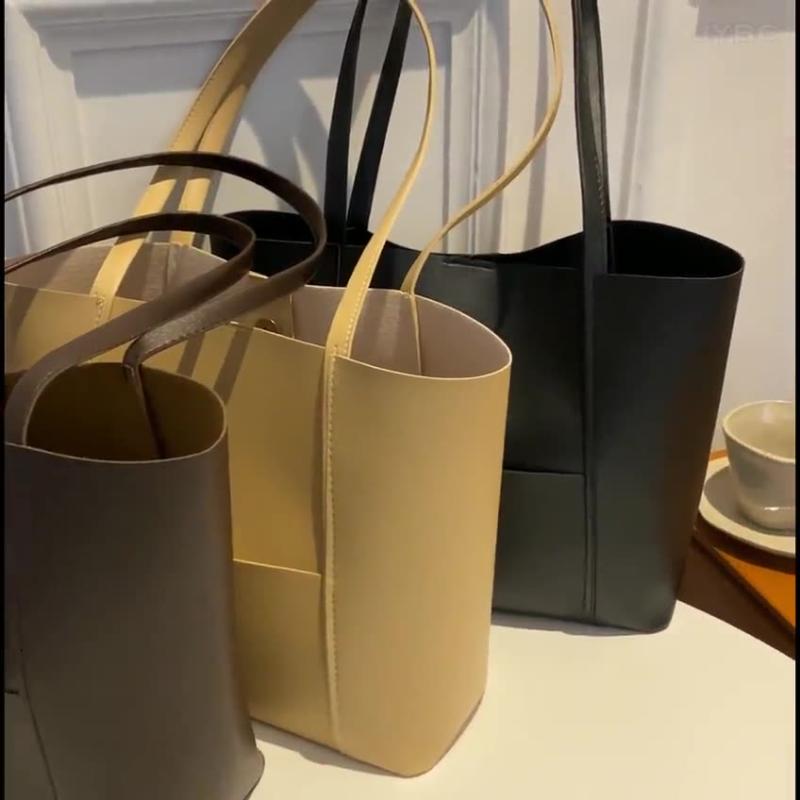Evening Bags Retro Fashion Shoulder For Women European Style Solid Color Large Capacity Tote Bag PU Soft Leather Female Casual Handbags, Black
Evening Bags Retro Fashion Shoulder For Women European Style Solid Color Large Capacity Tote Bag PU Soft Leather Female Casual Handbags, Black