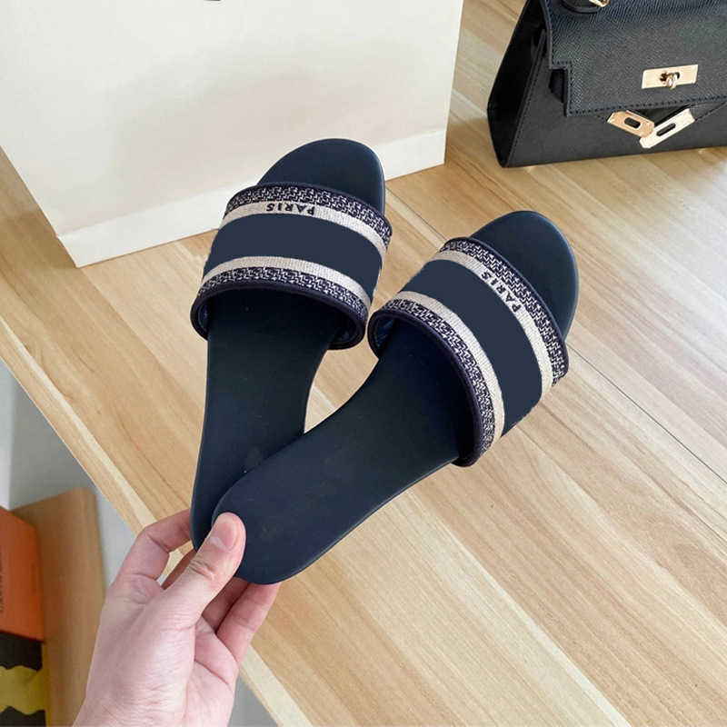 2021 women luxury designer sandals slippers leather summer flat slipper embroidery fashion beach woman big head rainbow letters 35-42 with121, Red
2021 women luxury designer sandals slippers leather summer flat slipper embroidery fashion beach woman big head rainbow letters 35-42 with121, Red