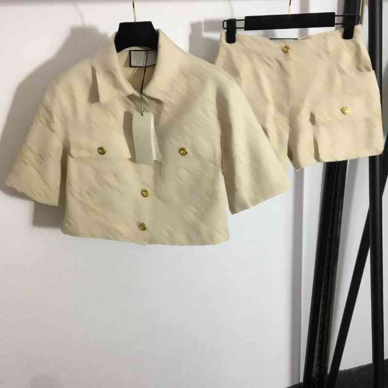 Luxury Womens Two Pieces Pants Apricot Brand Design Letter Logo Print Short-sleeved Jacket And Casual Shorts 2 Piece Sets Designer Tracksuits Women Clothing
Luxury Womens Two Pieces Pants Apricot Brand Design Letter Logo Print Short-sleeved Jacket And Casual Shorts 2 Piece Sets Designer Tracksuits Women Clothing