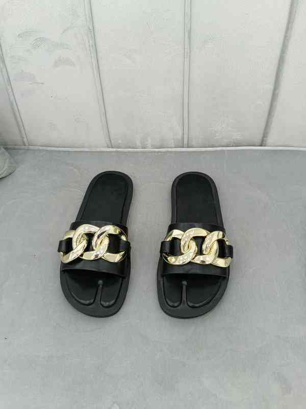 Slippers spring and summer metal chain split toe flat bottom flip flops black sandals fashionable women's shoes, 1# shoe box
Slippers spring and summer metal chain split toe flat bottom flip flops black sandals fashionable women's shoes, 1# shoe box