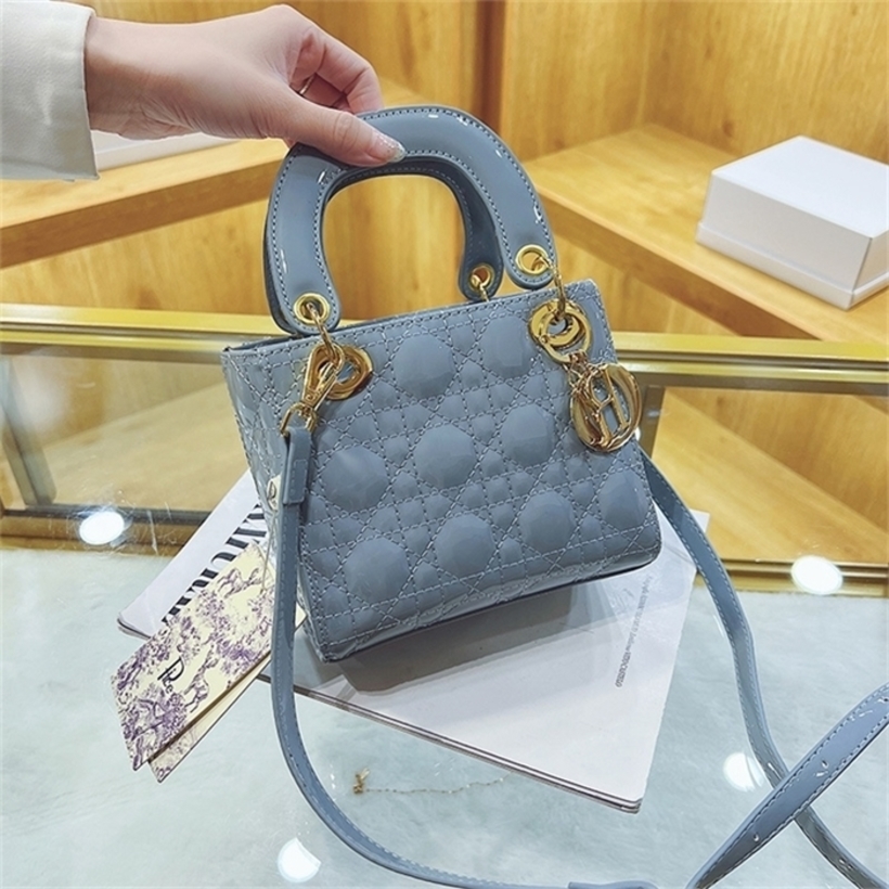 2022 luxury jewelry designer bag quality female embroidered thread hand-held one beautiful patent leather Princess Dai Lingge messenger, Sky blue
2022 luxury jewelry designer bag quality female embroidered thread hand-held one beautiful patent leather Princess Dai Lingge messenger, Sky blue