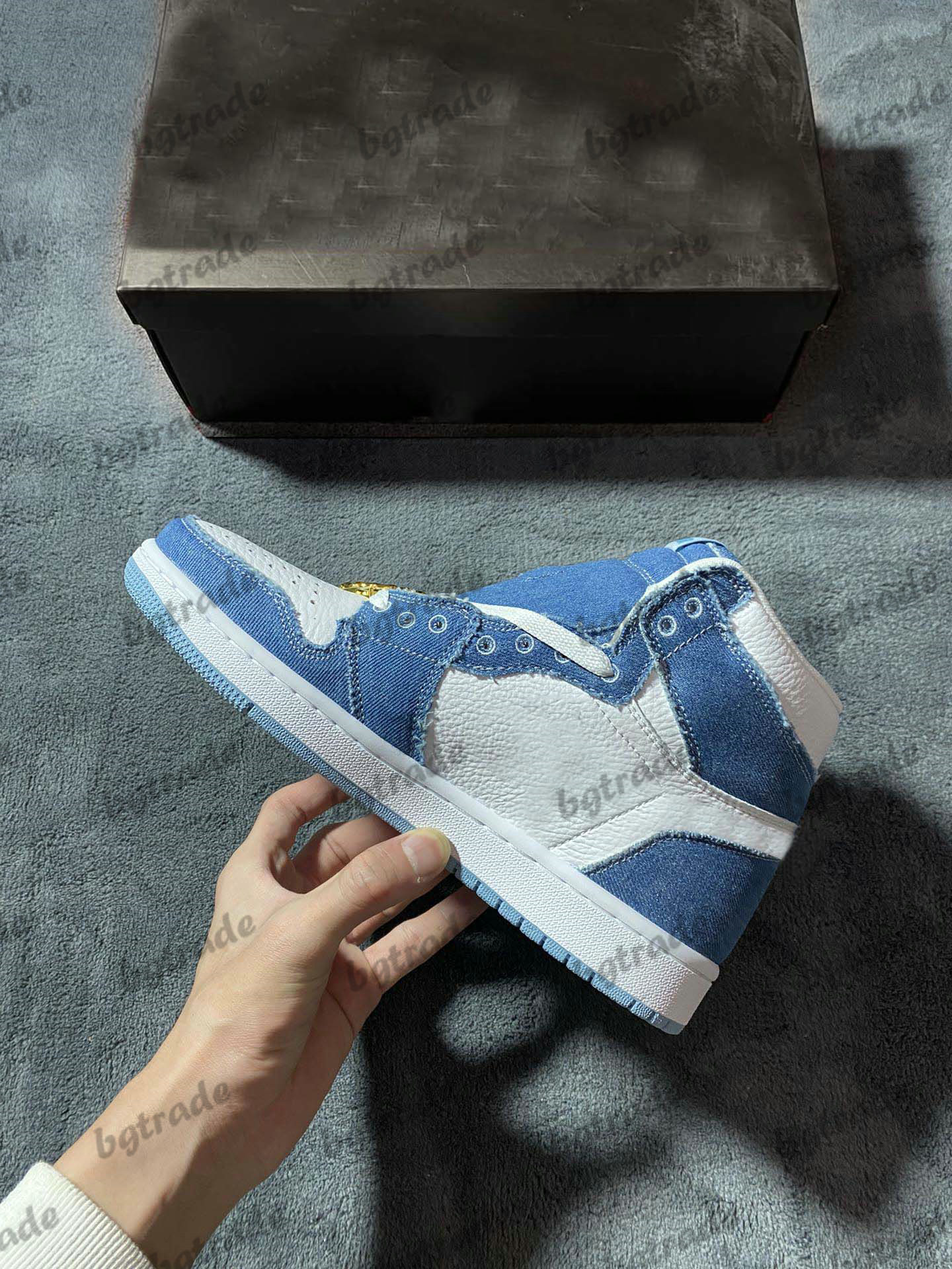 1 1s Denim High OG WMNS 2022 shoes White Worn Blue Metallic Gold Mens Sports Sneakers Comfort Casual Outdoor Trainers
1 1s Denim High OG WMNS 2022 shoes White Worn Blue Metallic Gold Mens Sports Sneakers Comfort Casual Outdoor Trainers