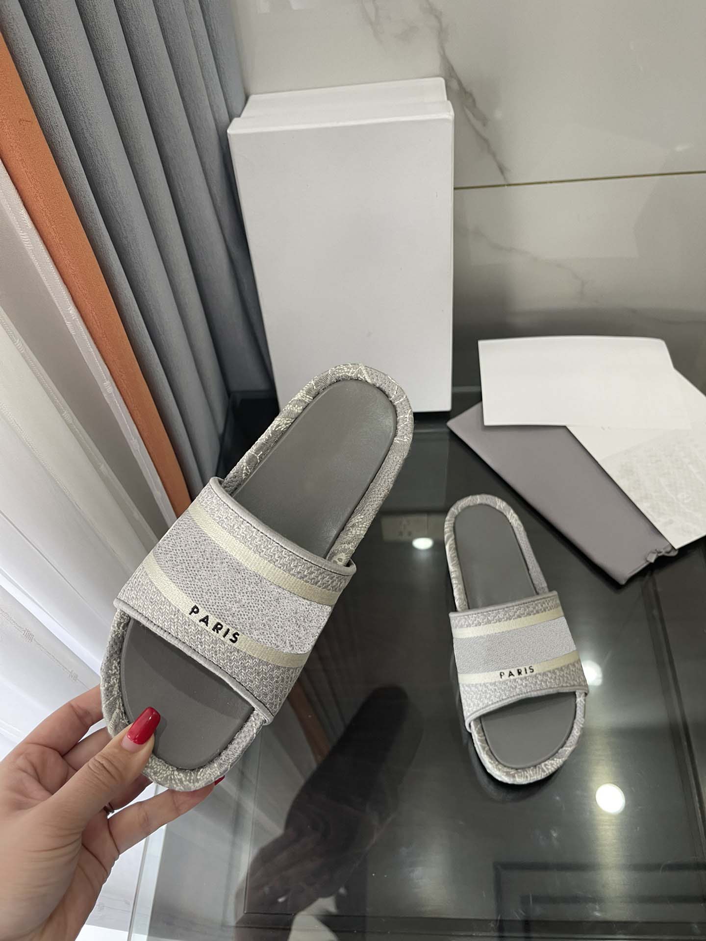 Womens Fashion Embroidered Canvas Slippers Thick Bottom Sandals Lady Designer Heightening Slipper Size 35-42
Womens Fashion Embroidered Canvas Slippers Thick Bottom Sandals Lady Designer Heightening Slipper Size 35-42