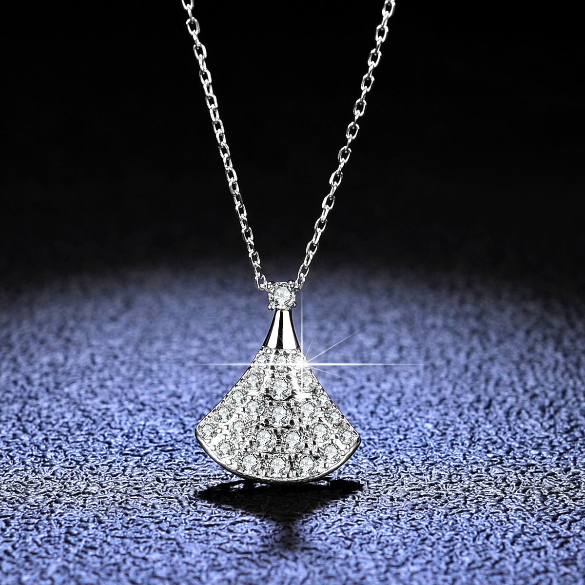Baojia 925 sterling sier one mosan diamond small skirt Necklace women's clavicle Chain Sier Pendant live broadcast
Baojia 925 sterling sier one mosan diamond small skirt Necklace women's clavicle Chain Sier Pendant live broadcast
