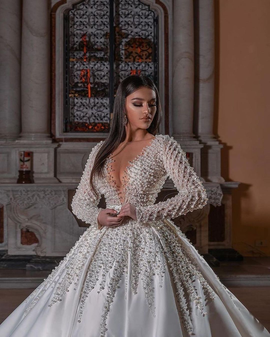 Much Pearls A Line Wedding Dresses Sheer Neck V Neck Bridal Gowns Long Train Back Button Robe de mariée Custom Made