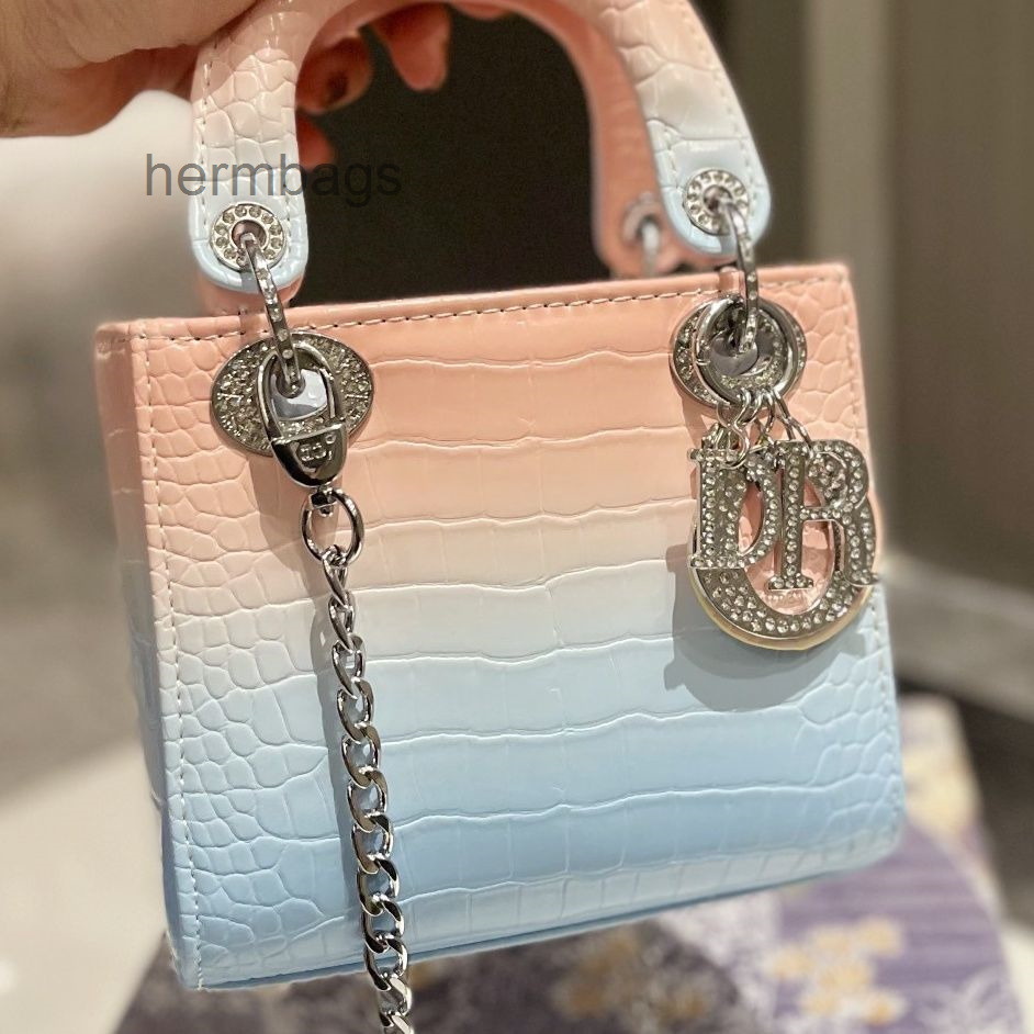 Handbag Chrsitiansbag 2022 Designer Bags Cowhide High Color Princess's Small Size: 17cm, Pink blue
Handbag Chrsitiansbag 2022 Designer Bags Cowhide High Color Princess's Small Size: 17cm, Pink blue