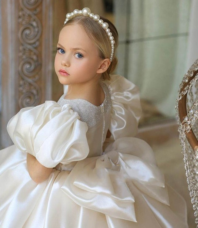 New Arrival Flower Girls Dresses Long little girls Robes de fête Beads First Communion Dresses V Neck Lace Ball Gown Girls Pageant Gowns