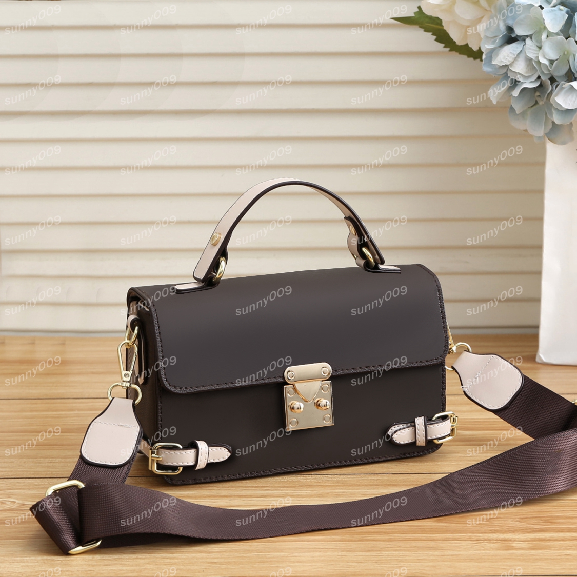 High Quality Rectangular Women's Shoulder Bag Luxury Handbag With Fashionable Buckle And Decorative Box Type Messenger Bag, White
High Quality Rectangular Women's Shoulder Bag Luxury Handbag With Fashionable Buckle And Decorative Box Type Messenger Bag, White